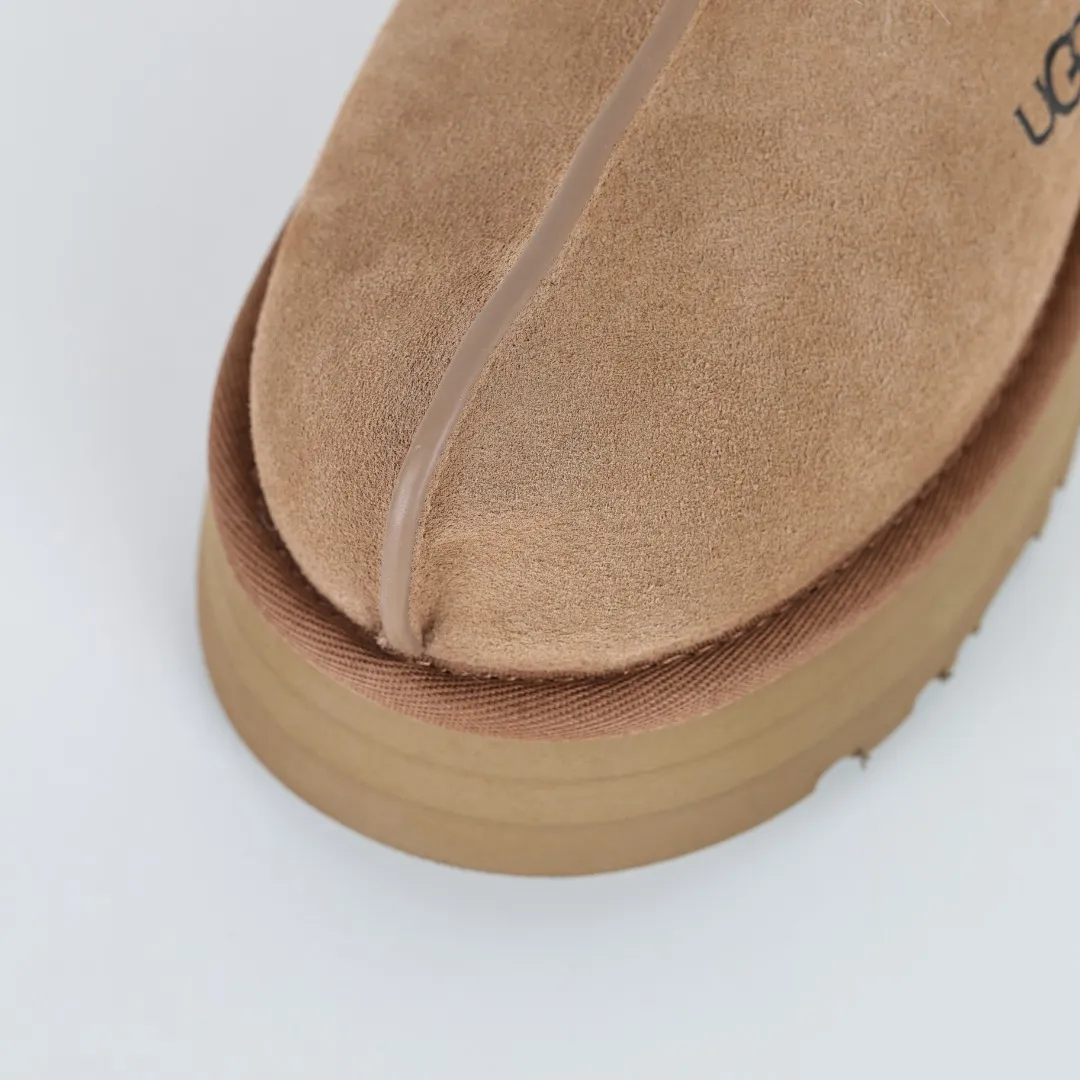 Pick up locally 💰520 Core recommendation with good price In recent years, uug has launched a series of styles, which are partially geared towards the preferences of young consumers and have also moved to the forefront of fashion trends. Shoe body material: water-repellent coated suede upper, 17mm UGGPURE™ implanted wool insole, lightweight non-slip and comfortable rubber outsole, with brand LOGO and trademark, with full packaging Size: 35 36 37 38 39 40